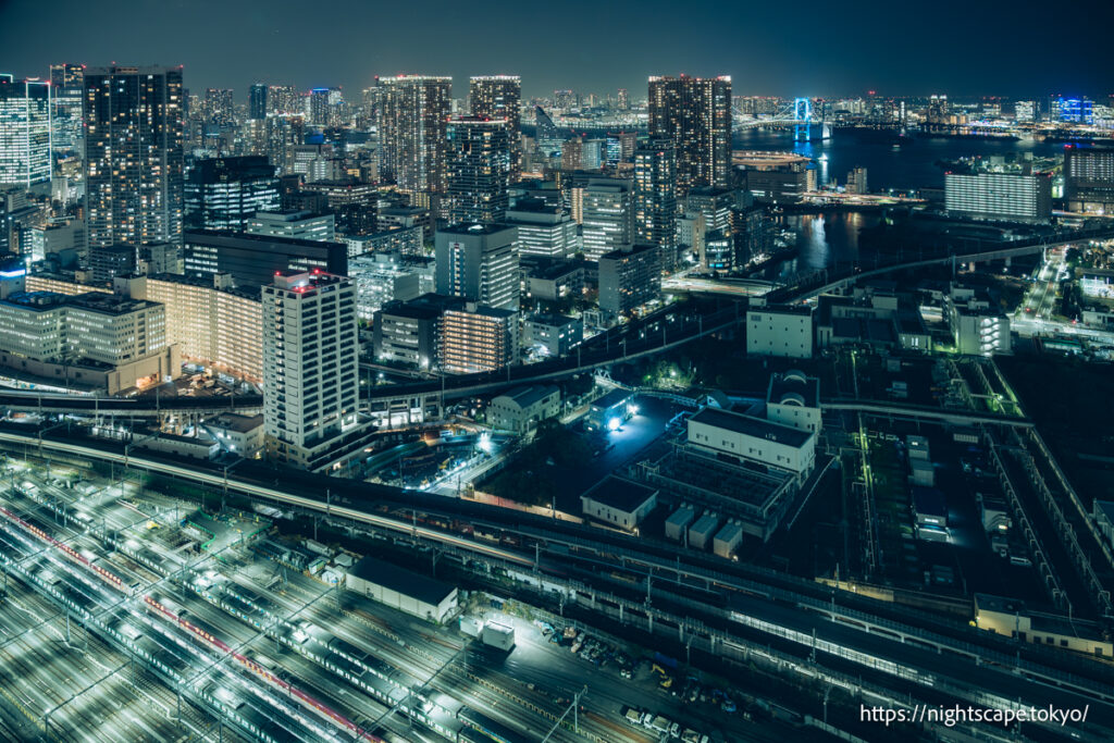 湾岸エリアの都市夜景と品川駅のトレインビュー