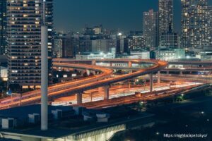 首都高速湾岸線を行き交う車両