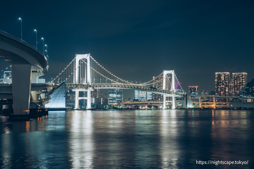 ライトアップされたレインボーブリッジ