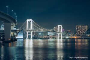 ライトアップされたレインボーブリッジ