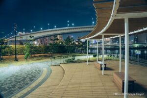 有明北緑道公園のベンチとレインボーブリッジ