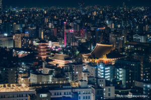 ライトアップされた浅草寺