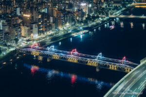 隅田川にかかるライトアップされた橋