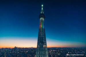 特別ライトアップで虹色に輝くスカイツリー