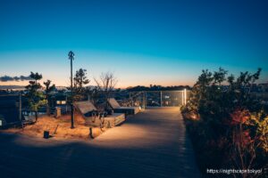 夕暮れ時の自由が丘 デュ アオーネ 屋上テラス